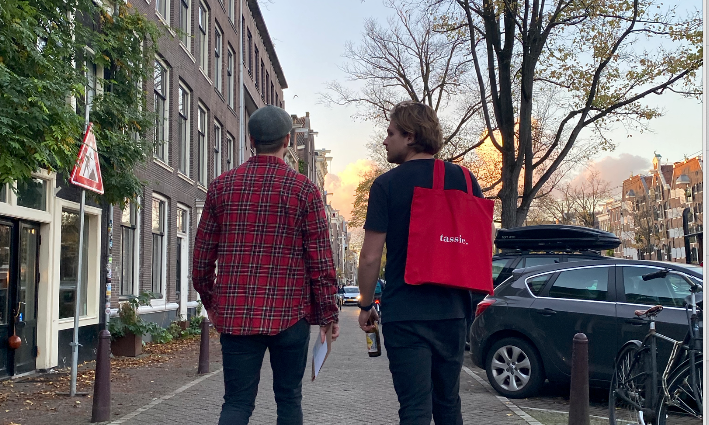 Lente in Amsterdam: straatflirts en stoepborrels